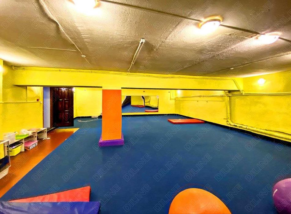 Здание с огражденной территорией на Правом берегу