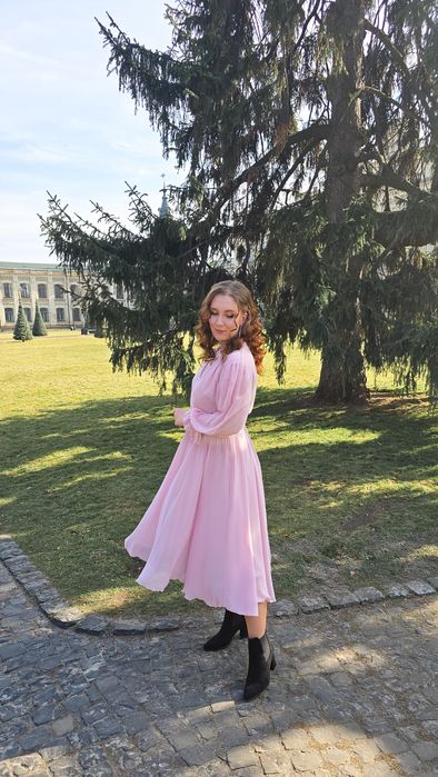 Ніжна сукня міді