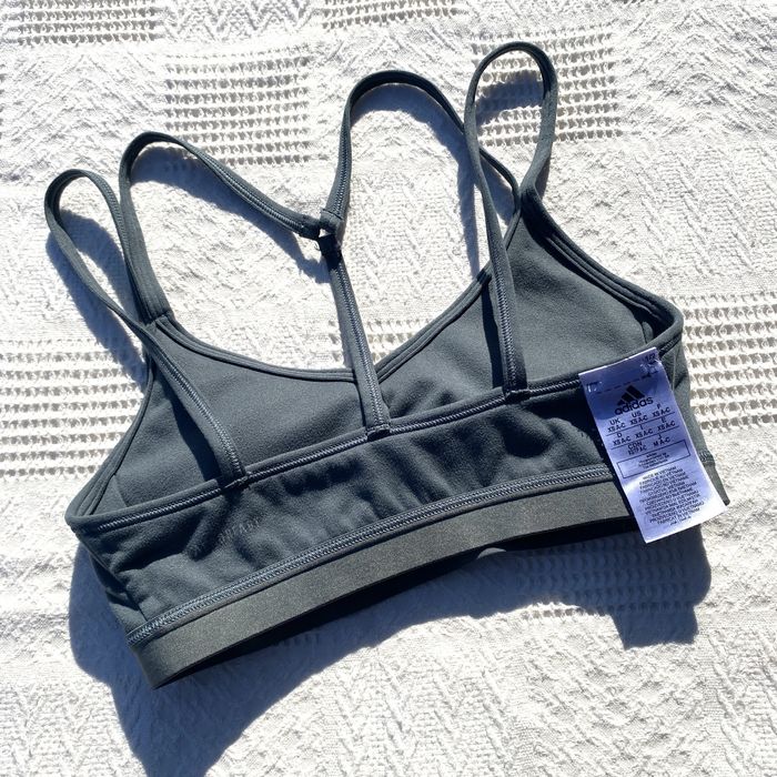 топ топик adidas yoga essentials light-support лиф серо-зеленый ориг