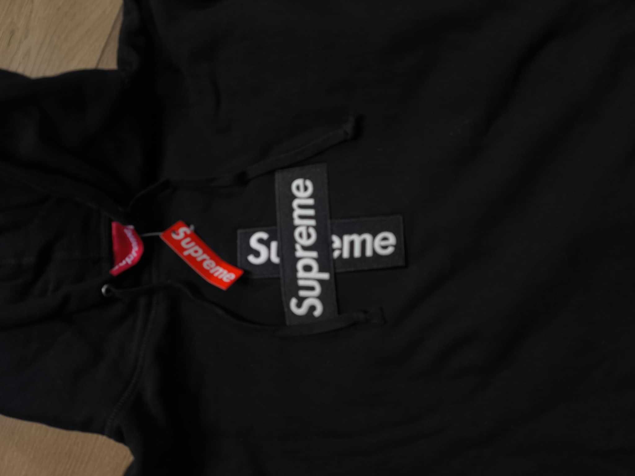 Czarna bluza supreme