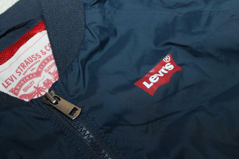 класна ветровка levis