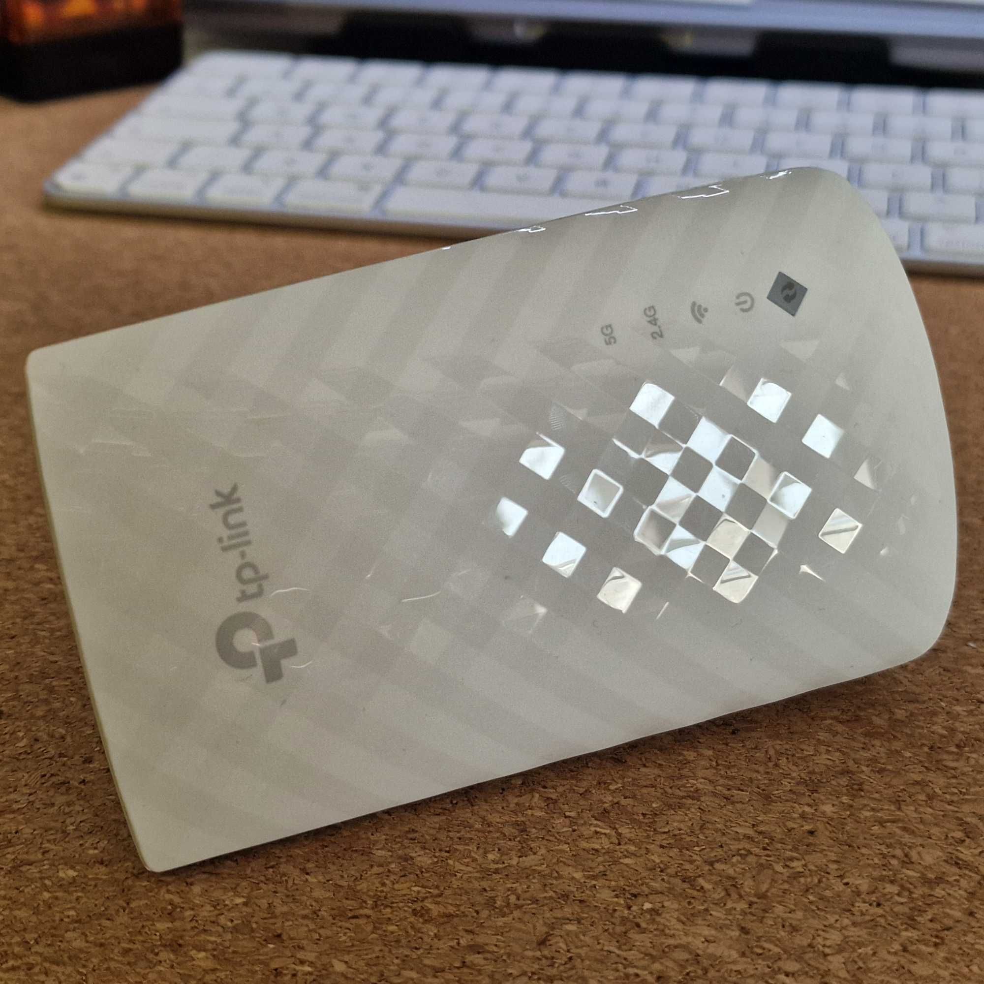 Router sieciowy TP Link WR840N i wzmacniacz sygnału TP Link AC750