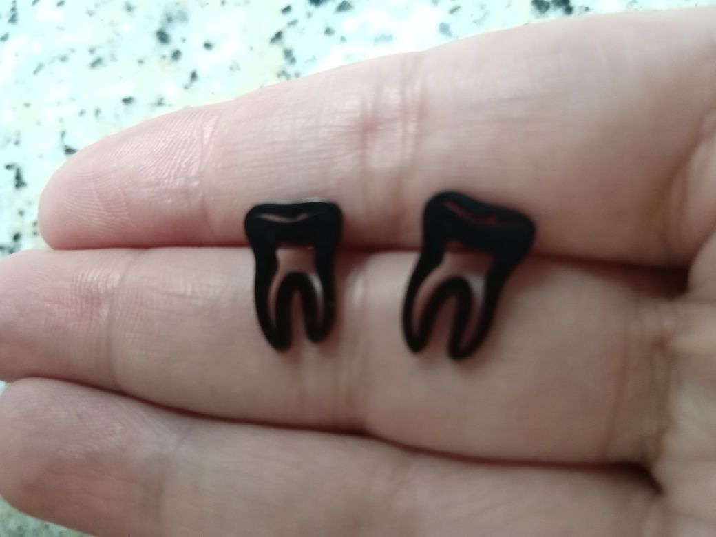 2 Brincos metal preto formato dente