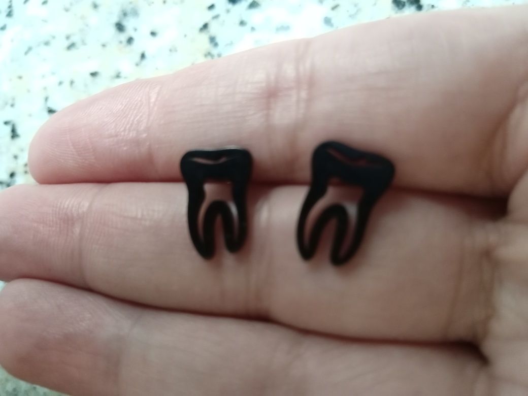 2 Brincos metal preto formato dente