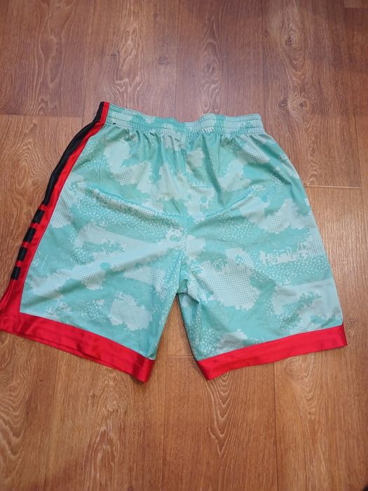 Нові оригінальні шорти Nike M / L