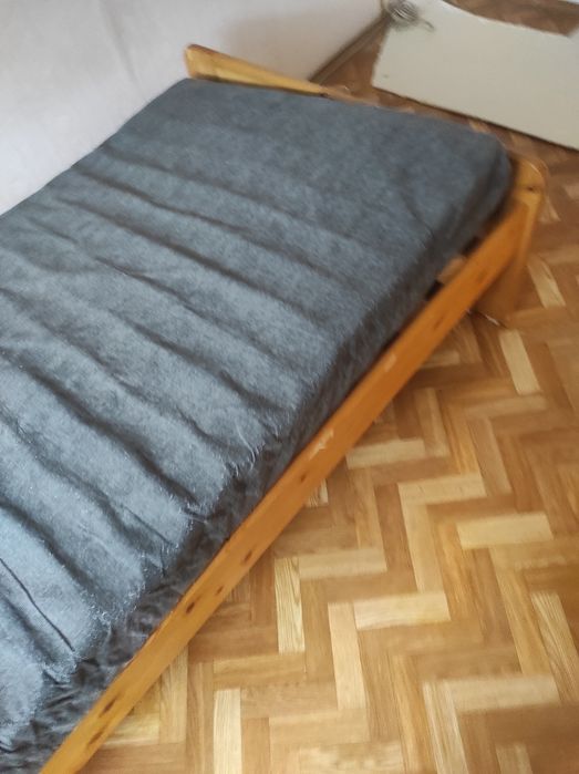 Łóżko z materacem