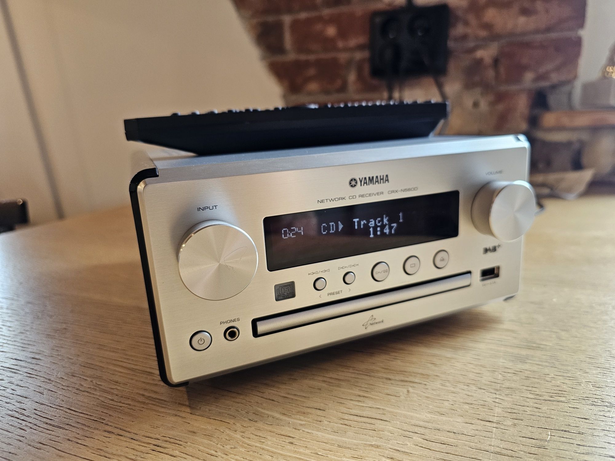 Amplituner Yamaha CRX-N560D pilot