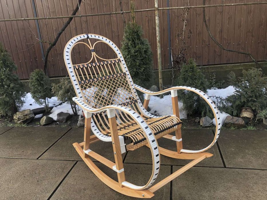Крісло-гойдалка з лози та ротангу / Кресло-качалка из лозы и ротанга
