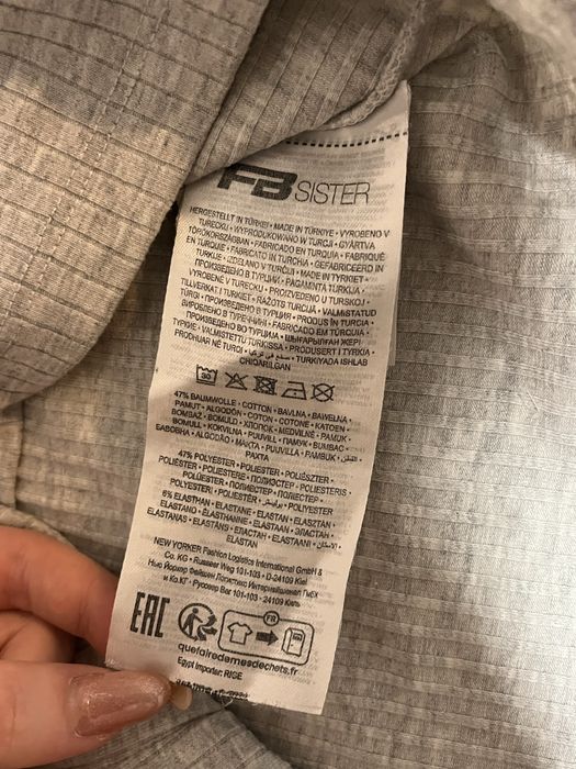 Сірий топ на брителях