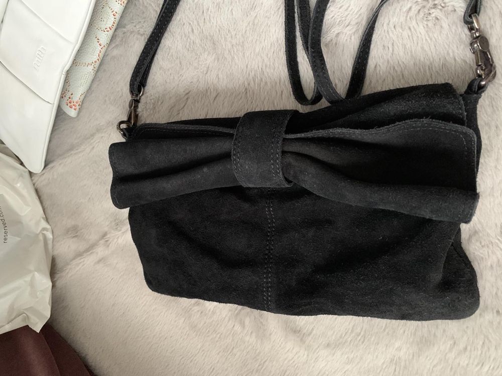 Чёрная замшевая сумка - клатч кроссбоди Mango