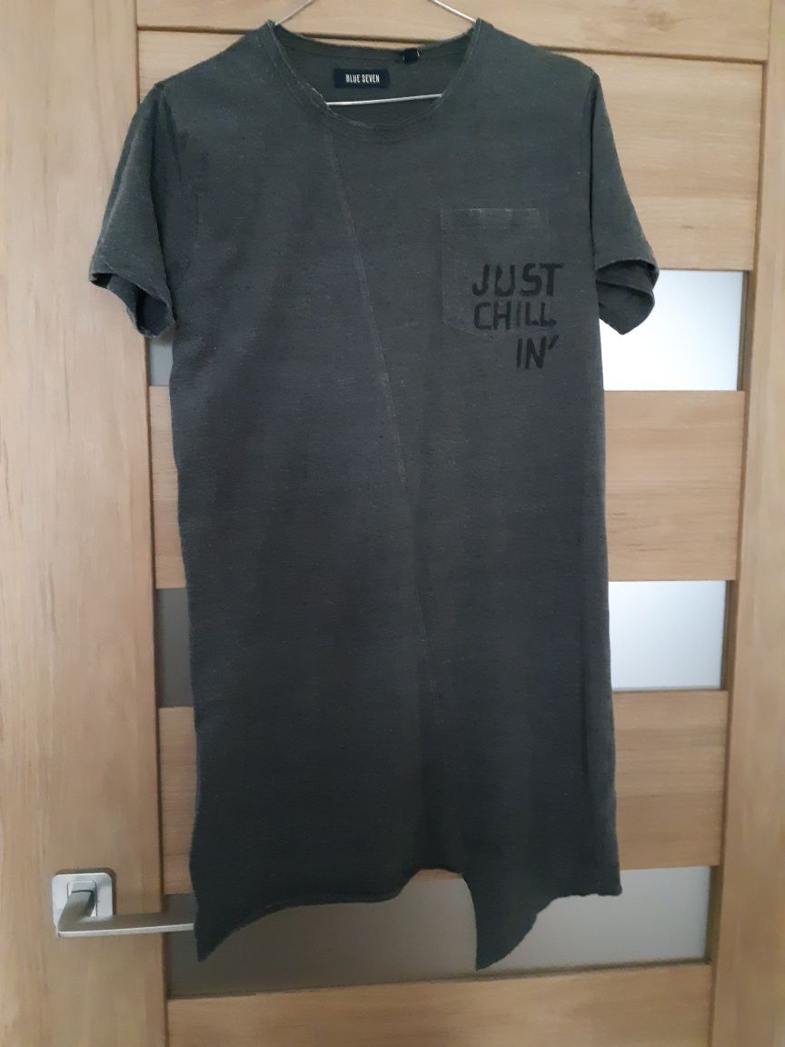 Modny T-shirt chłopięcy z wydłużonym dołem