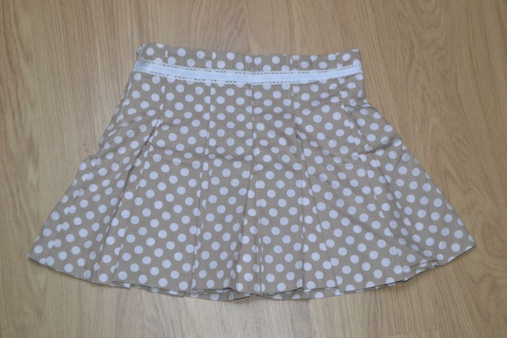 Excelente conjunto de saia e blusa, branco e creme, menina 9-10 anos