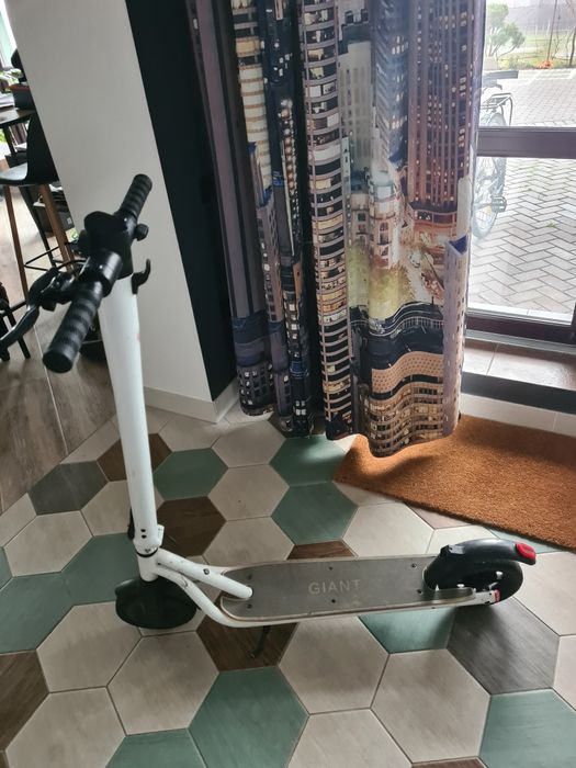 Електросамокат Giant