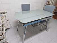 Mesa de cozinha com quatro cadeiras.