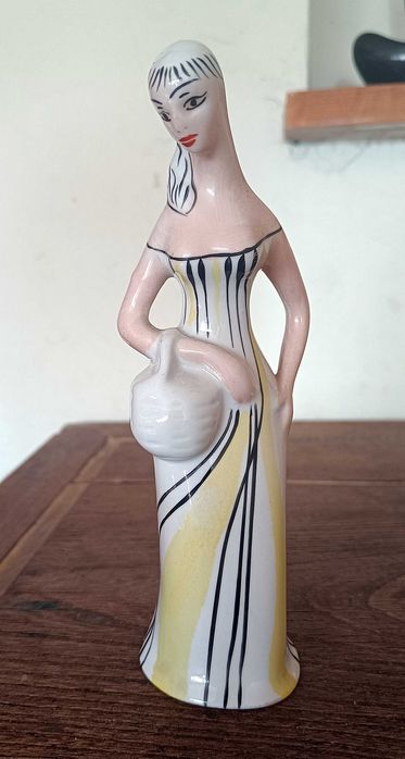 Grzybiarka Panna z koszem, porcelanowa figurka Ćmielów