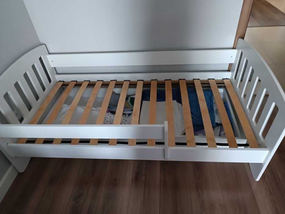 Łóżko dziecięce ze zdejmowaną barierką