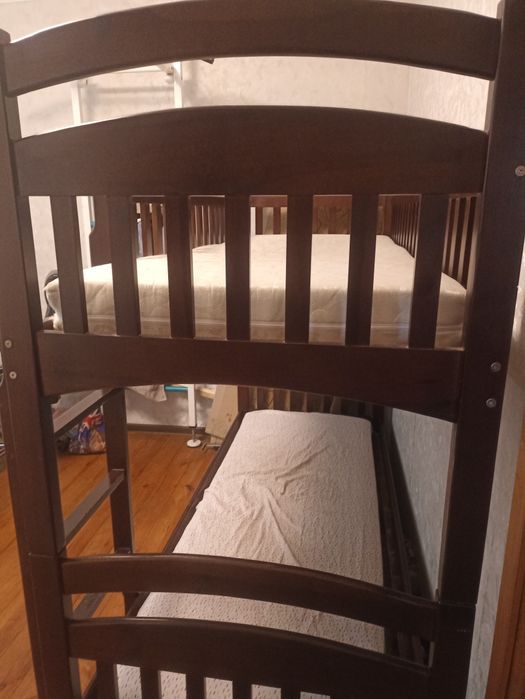 Двоярусне ліжко.