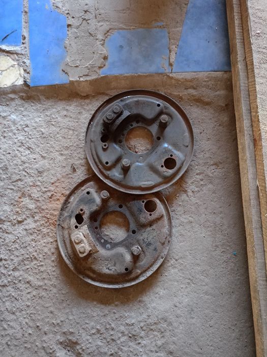 Двигун, пружини,щит заднього тормоза