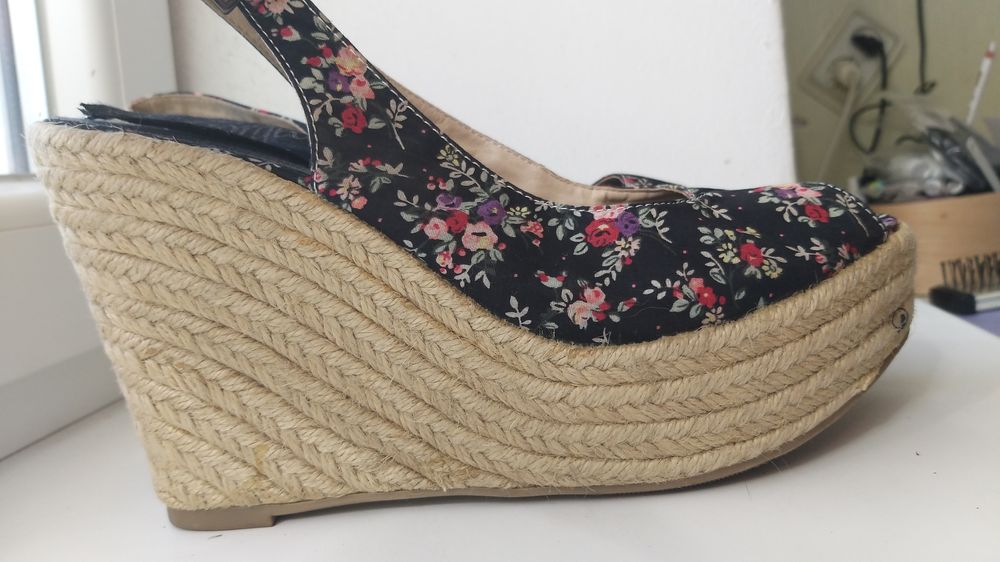 Босоножки на платформе в цветочек