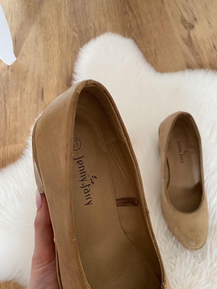 Beżowe buty na koturnie