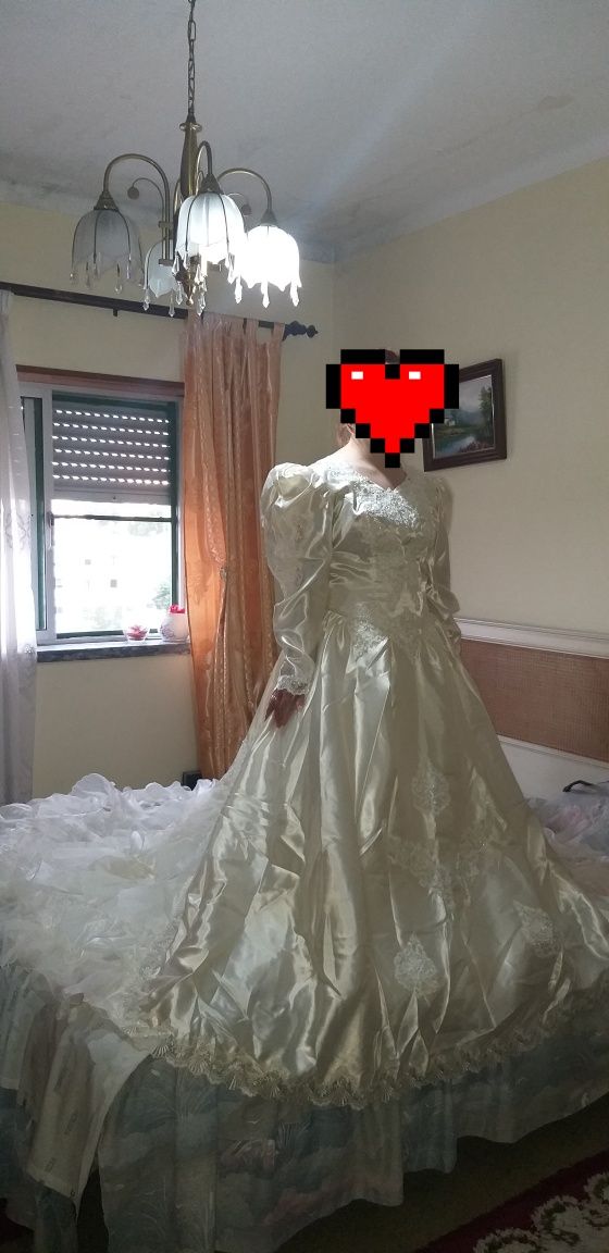 Vestido de noiva em cetim com perolas ,todo trabalhado como novo