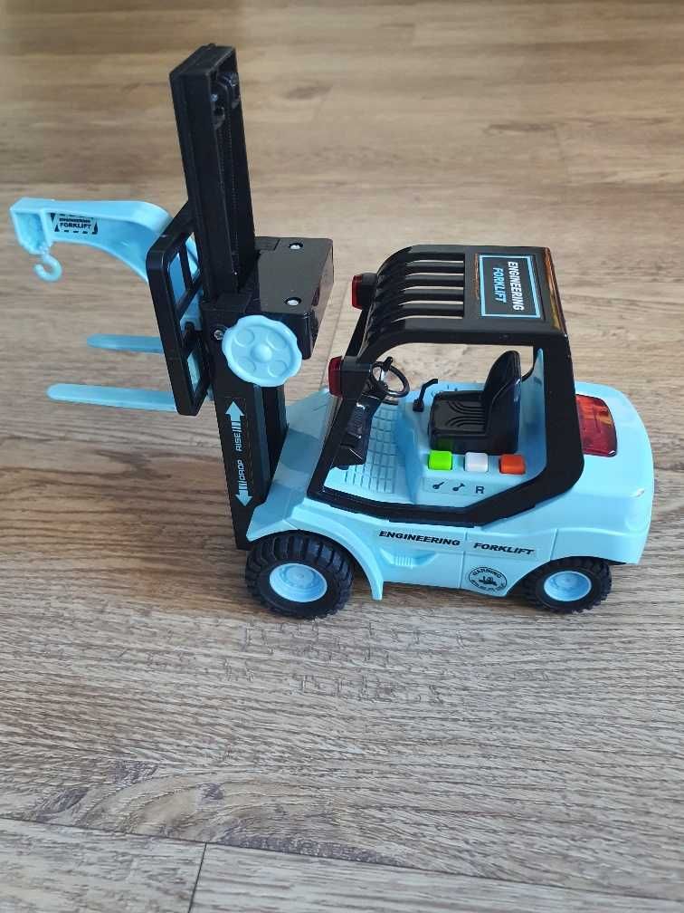 4 pojazdy z różnymi funkcjami, w tym Paw Patrol z figurką.