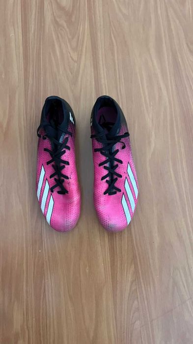 Chuteiras Adidas, tamanho 42, em bom estado.