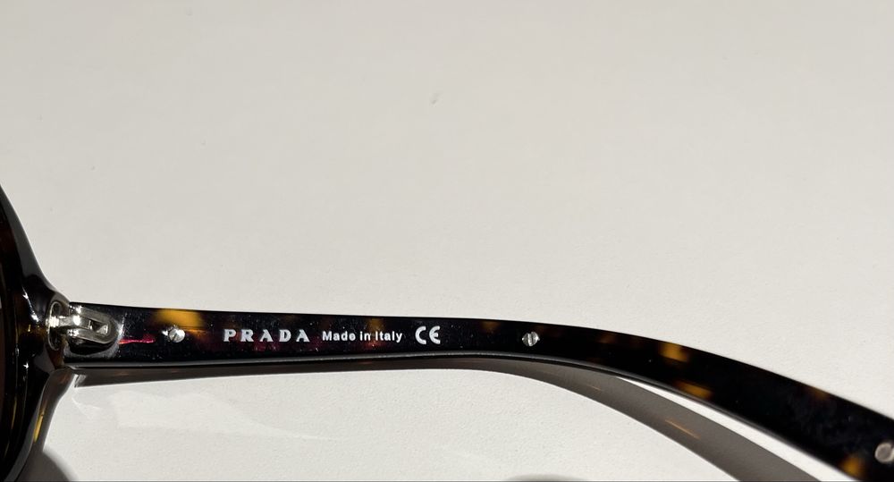 Óculos de sol Prada castanhos como novos