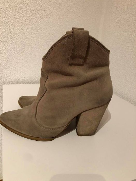 Botim bege de camurça da Zara