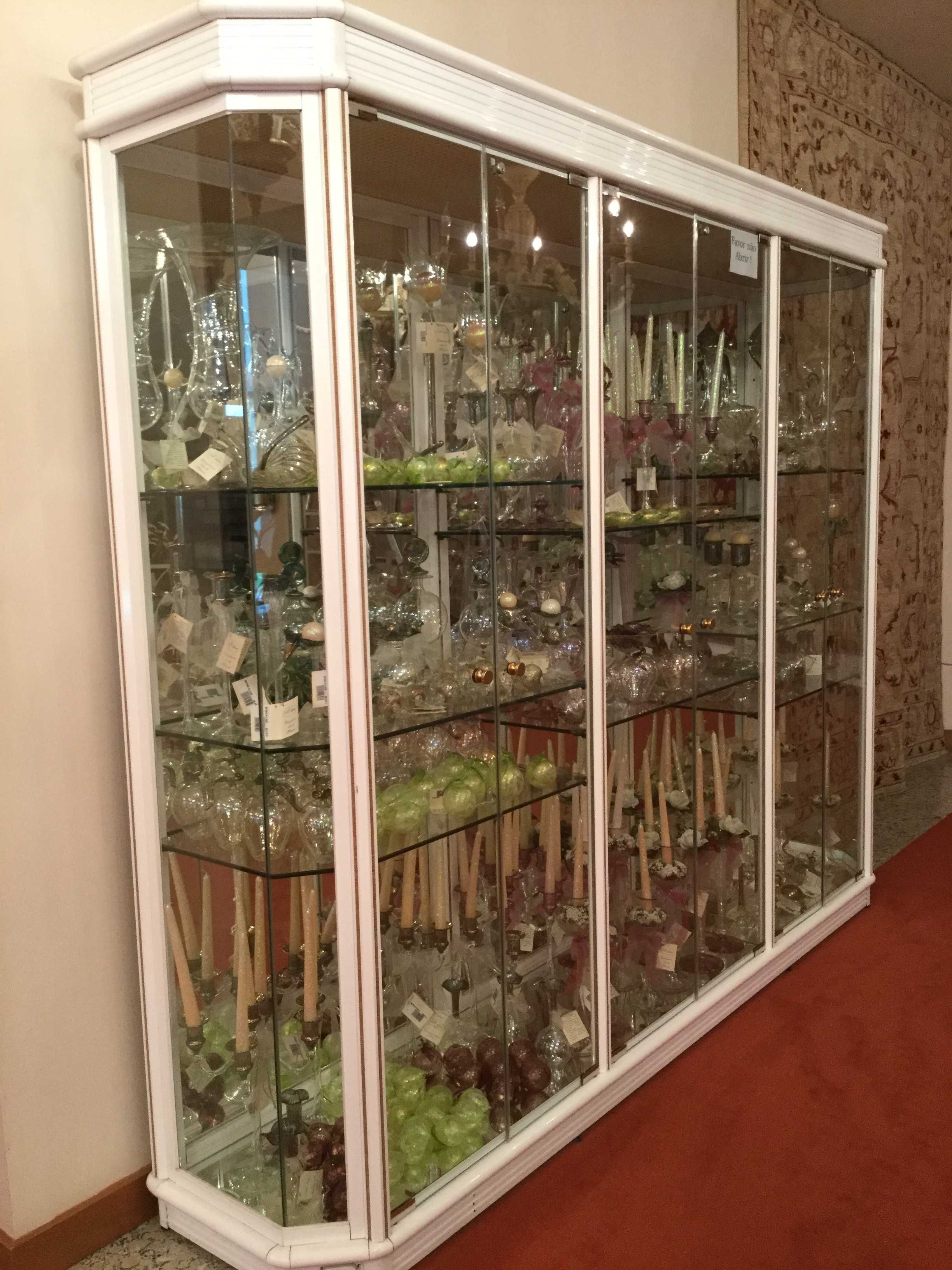 Vitrina em alumínio lacado a branco, com detalhes em madeira