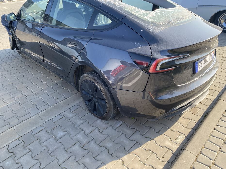 Четверть права, ліва Tesla Model 3 2024 Highland