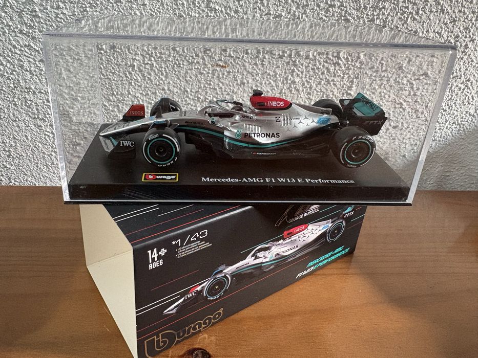 Miniaturas 1/43 - F1 com figura do piloto e caixa expositora acrílica