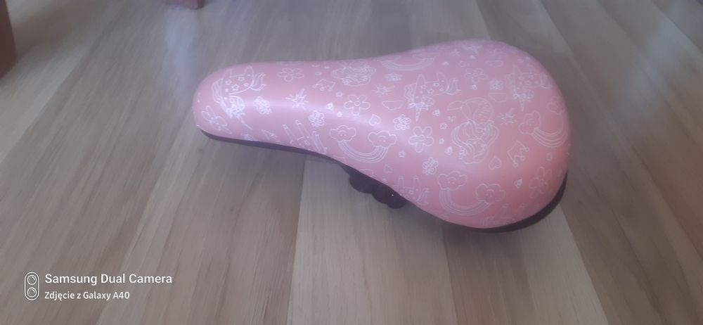 Sprzedam nowe siodełko do roweru dla dziewczynki kolor różowy .
