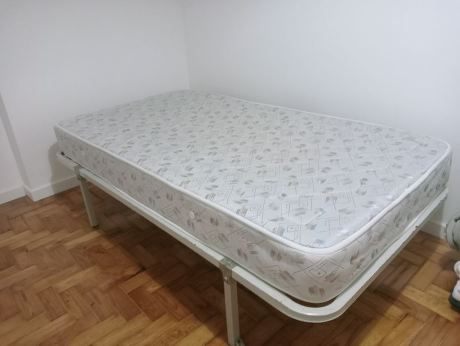 Cama individual com colchão