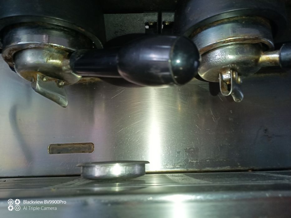 Máquina de café industrial em bom estado