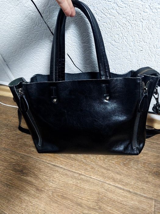 Шкіряна сумка чорного кольору