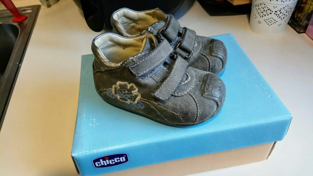 Sapatos de menina Chicco em bom estado