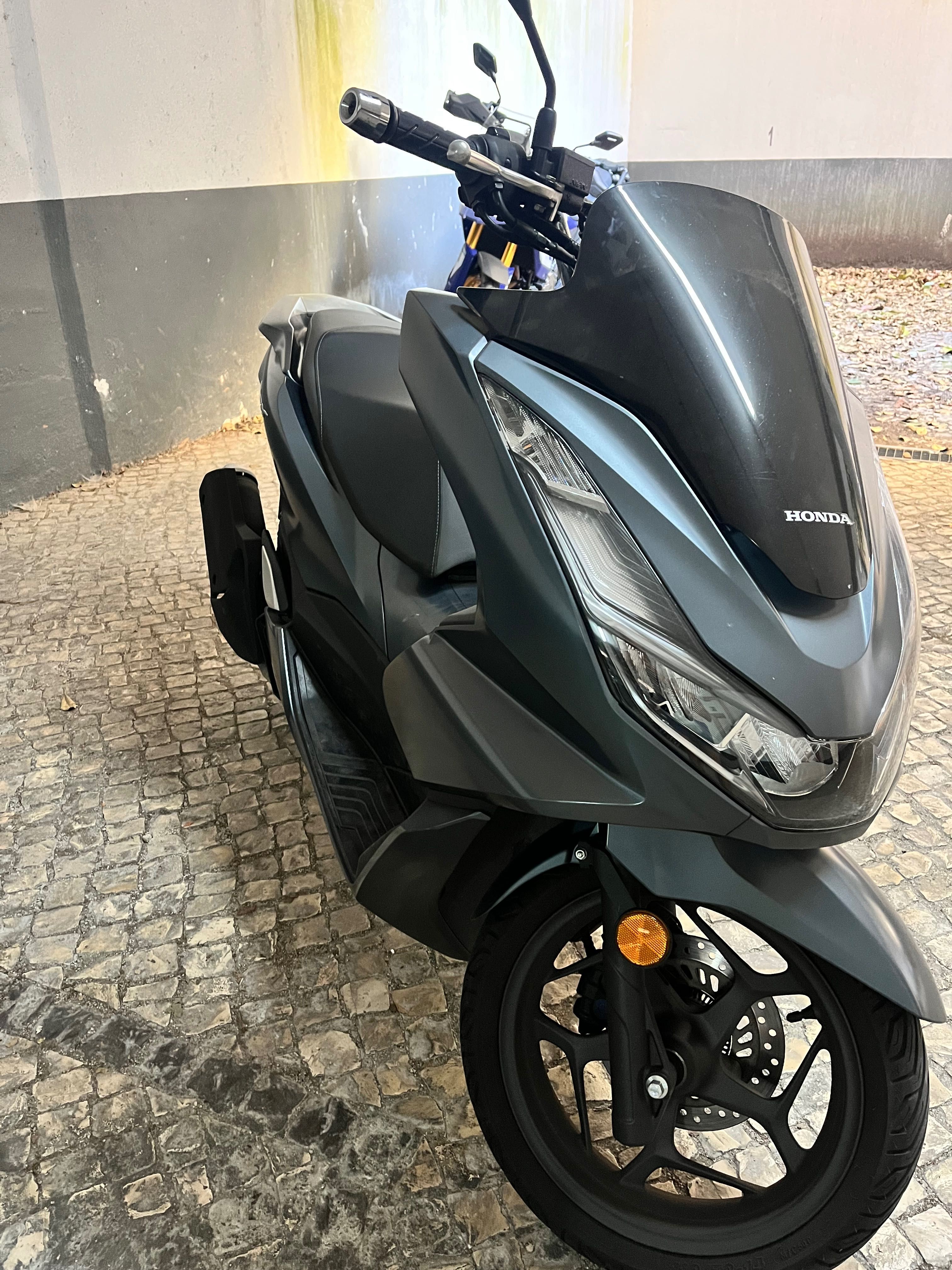 PCX 2022 10k kms em ótimo estado, guardada em garagem