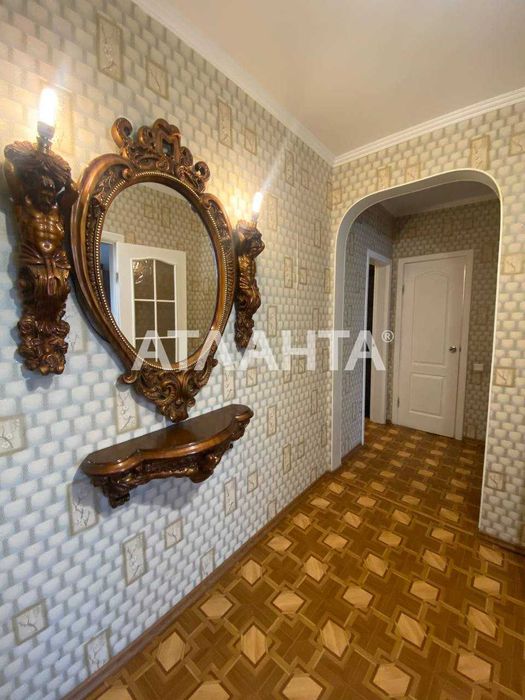 В продаже 3х комнатная с мебелью и техникой. Отличная локация.