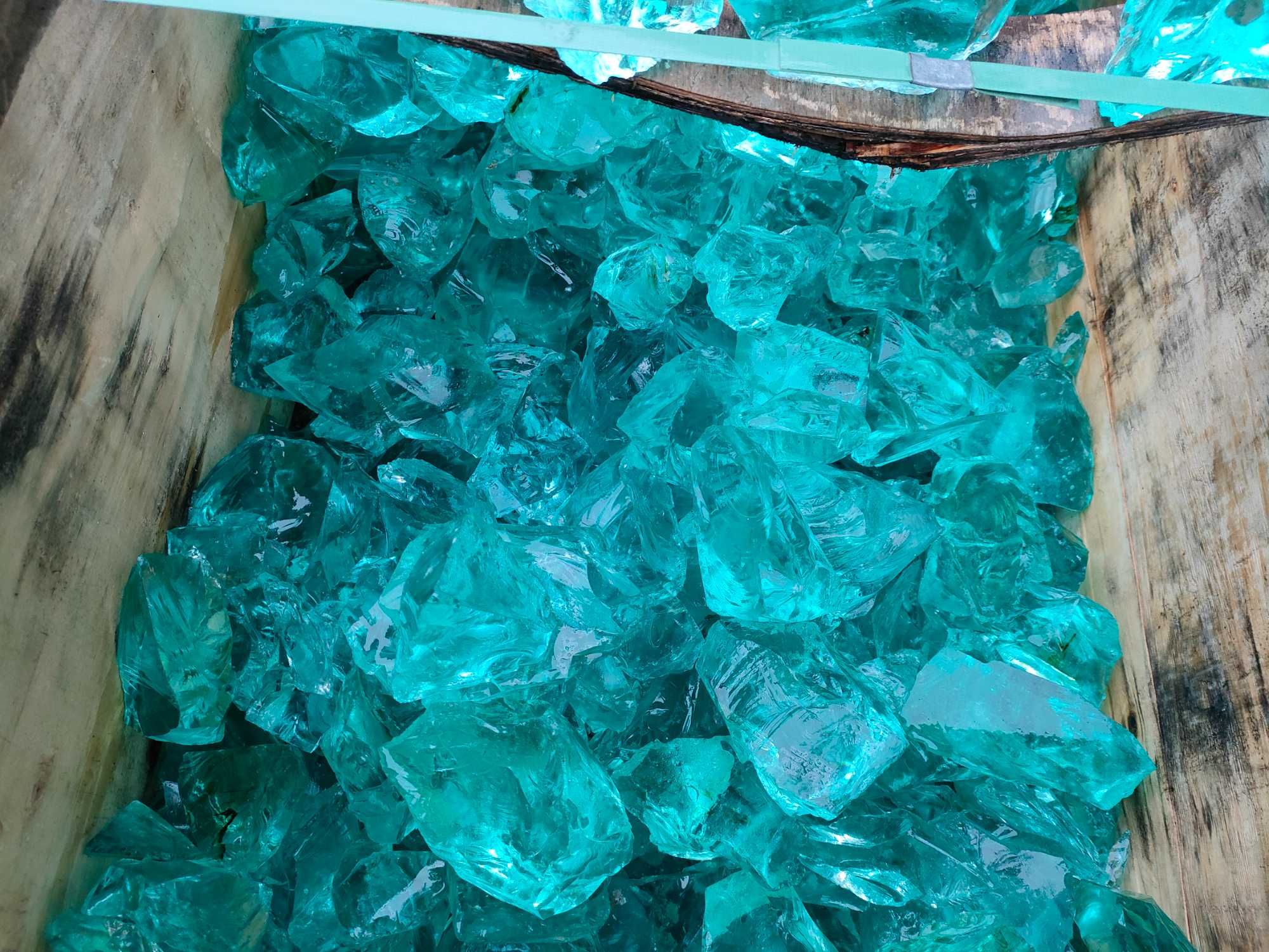 Szkło dekoracyjne odlewy huty szkła bryły szklane turkus glass kamień