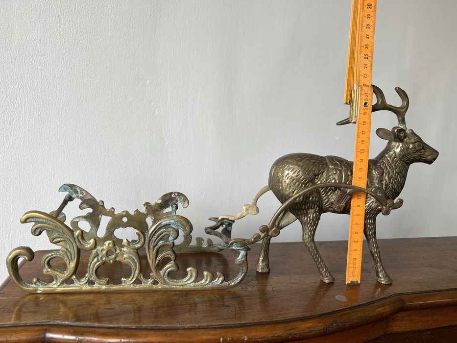 Mosieżny Jeleń ciagnacy sanie
