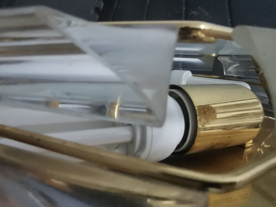 Cadeeiro de teto em bom estado de conservacao