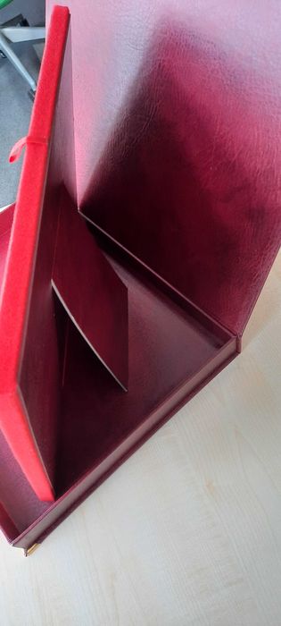 Etui do dyplomu drewnianego, czerwone 30x25cm nowe
