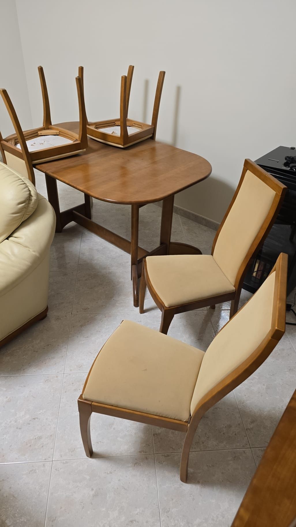Sofa, Mesa com 4 cadeiras e Armario