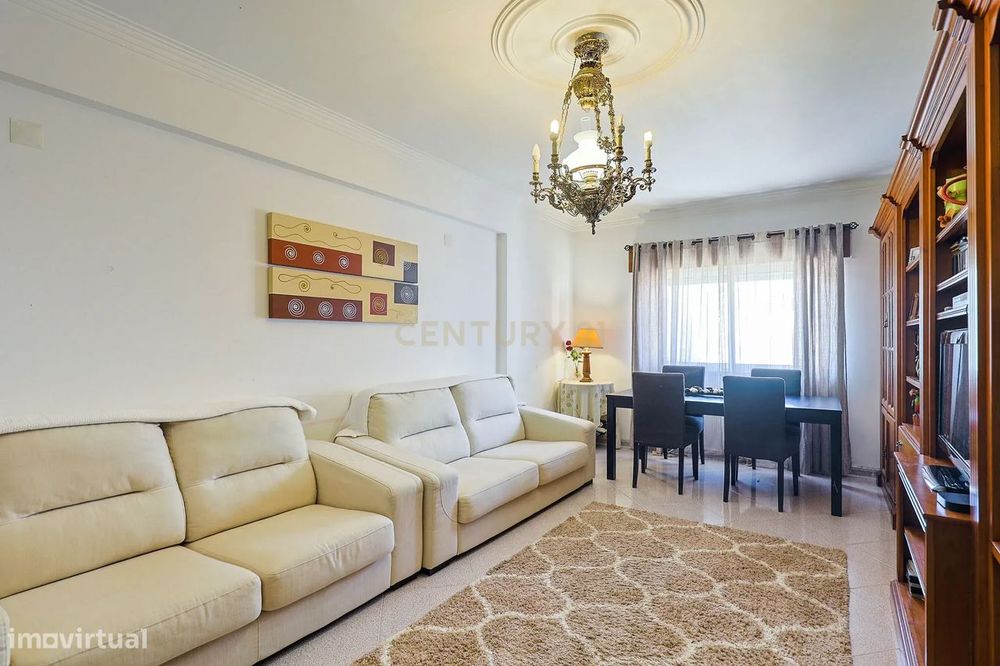 Apartamento T3  Santa Marta do Pinhal/Corroios - Oportunidade Única!