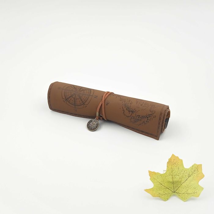 Piórnik szkolny zwijany skórzany mapa skarbów brąz mat..