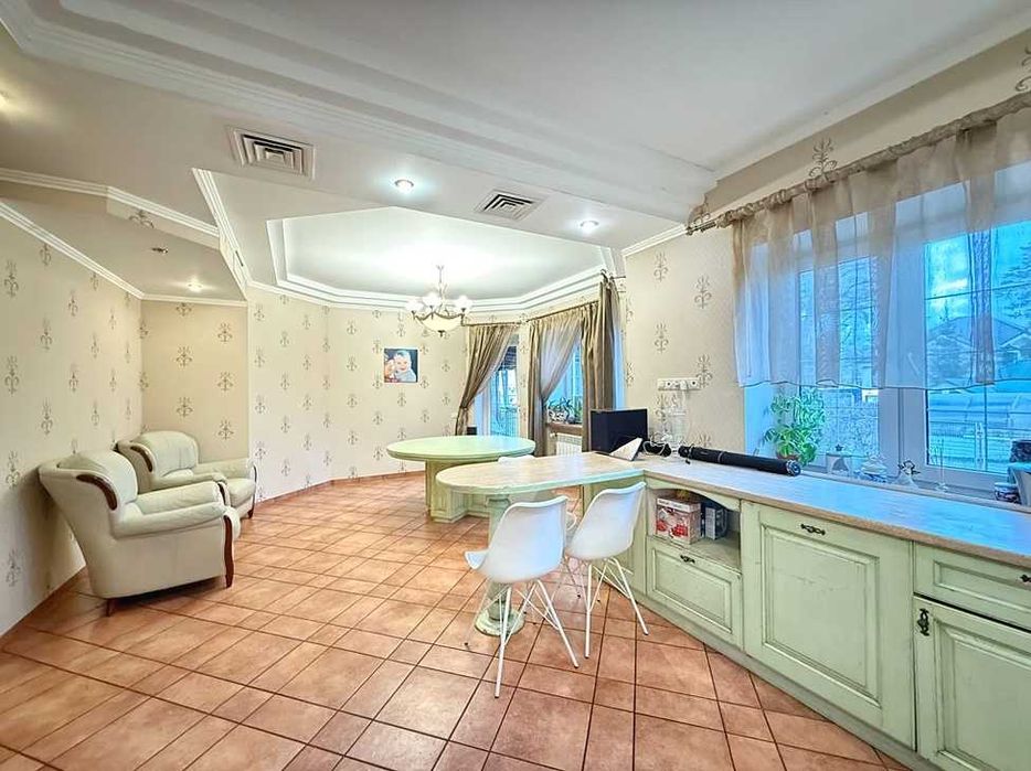 Будинок з ремонтом, гаражем, сауною та басейном. Центральний Парк.