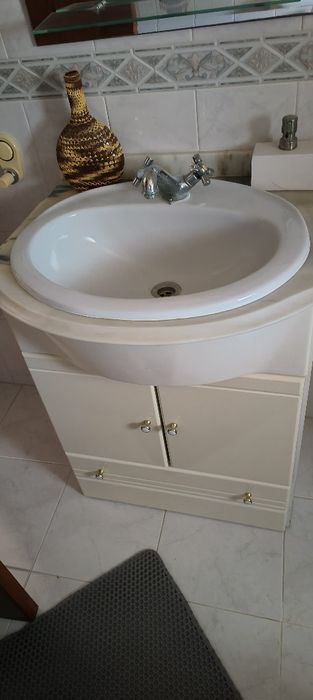 Móvel antigo casa de banho