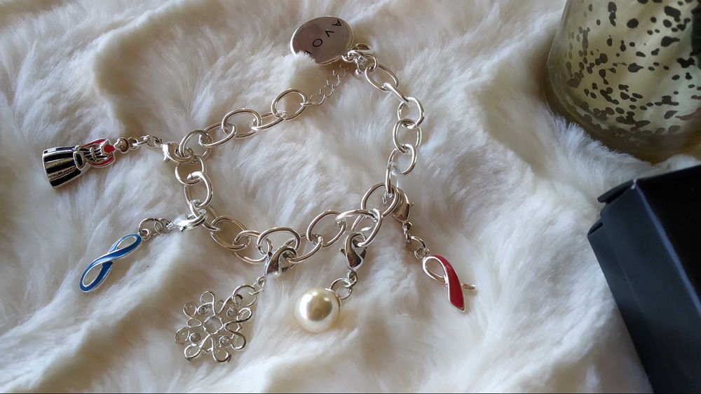 Pulseira com pendentes Avon - Nova