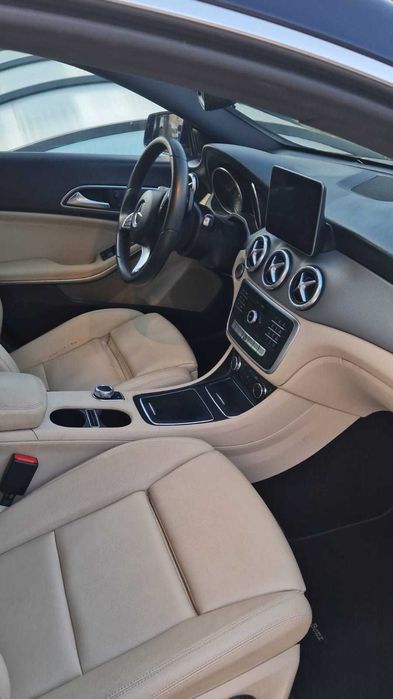 Vendo CLA carro de garagem tudo em ordem.